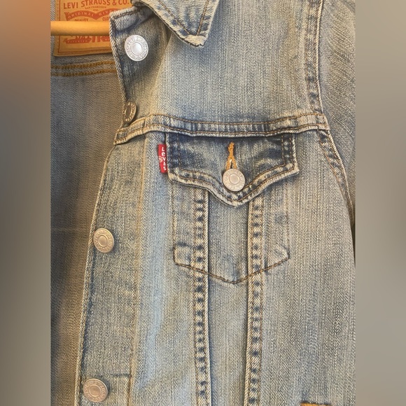 Authentic Levi’s Denim Jacket - Picture 3 of 8